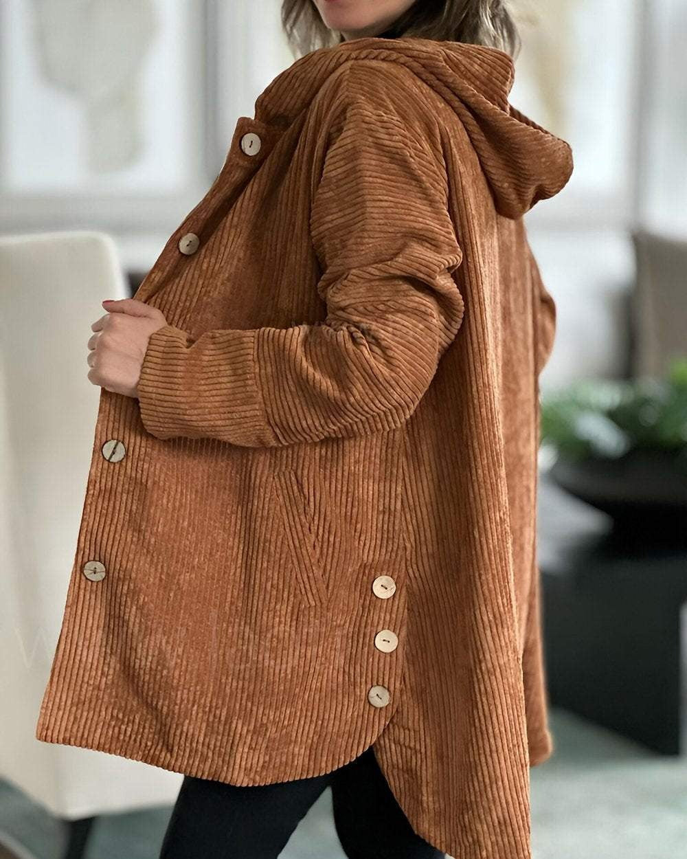 Giacca donna autunnale grigia, vestibilità ampia, con cappuccio regolabile, stile confortevole e pratico.