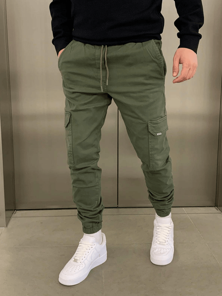 Pantaloni cargo jogger aderenti, multitasche, per moda maschile con un tocco sportivo.