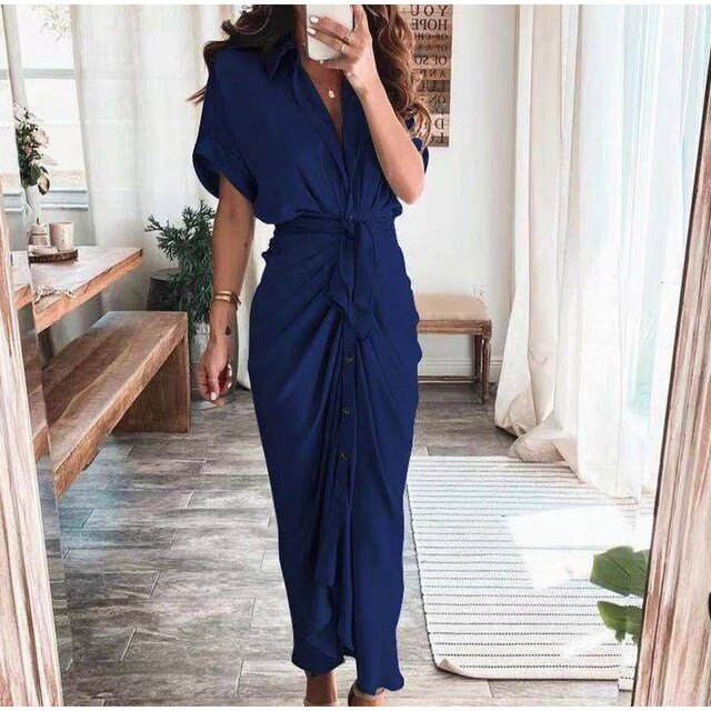 Elegante maxi abito da donna con bottoni, vestibilità comoda, stile estivo.