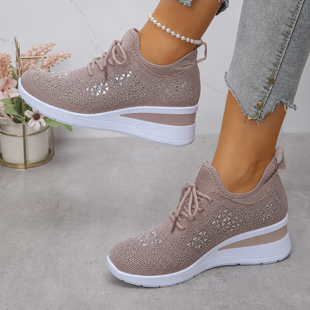 Design moderno sneakers donna con zeppa e dettagli scintillanti, calzature moda comode e femminili.