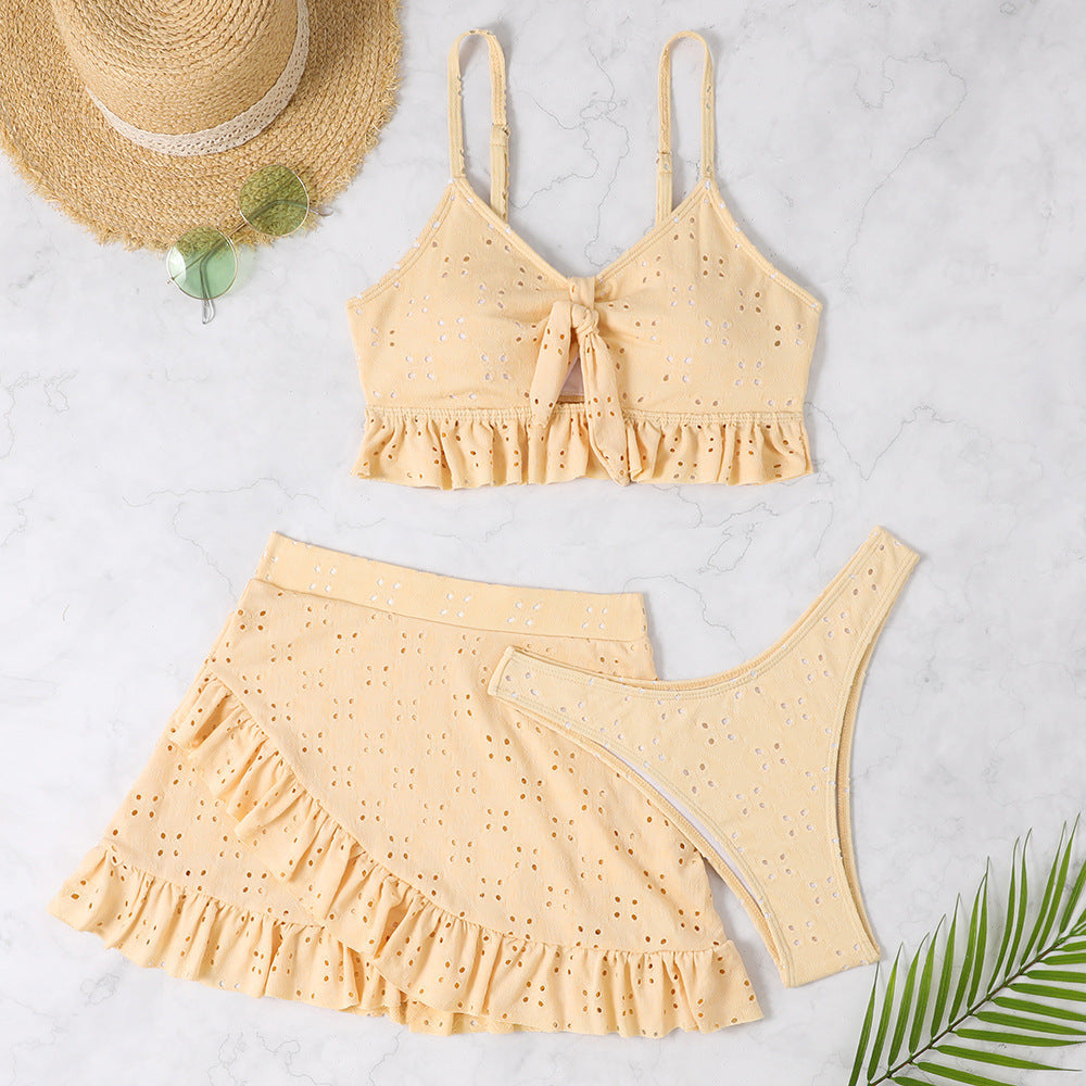 Moda mare donna: set tre pezzi elegante con bikini e copricostume increspato, perfetto per un'estate glamour.