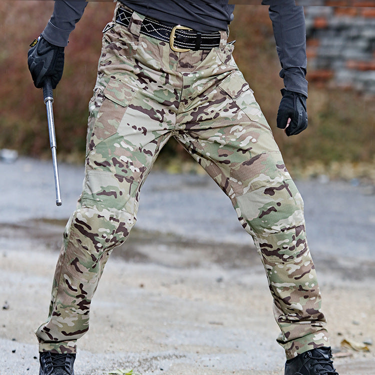 Pantaloni uomo dritti moderni, vita media con cerniera. Tessuto microelastico per un look elegante e comfort quotidiano.