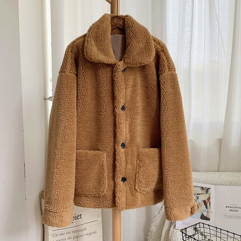 Giacca invernale donna, lunghezza media, maniche lunghe, perfetta per un look caldo ed elegante.