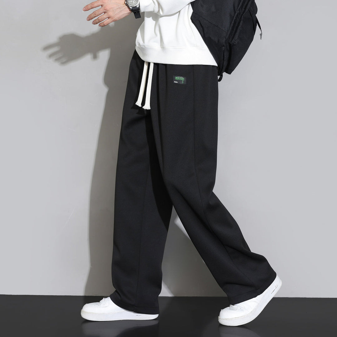 Pantaloni jogger uomo neri a gamba dritta, vestibilità comoda, ideali per look casual e sportivi.