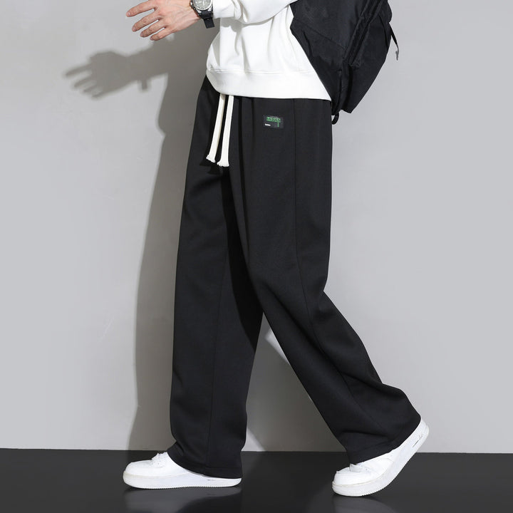 Pantaloni jogger uomo neri a gamba dritta, vestibilità comoda, ideali per look casual e sportivi.