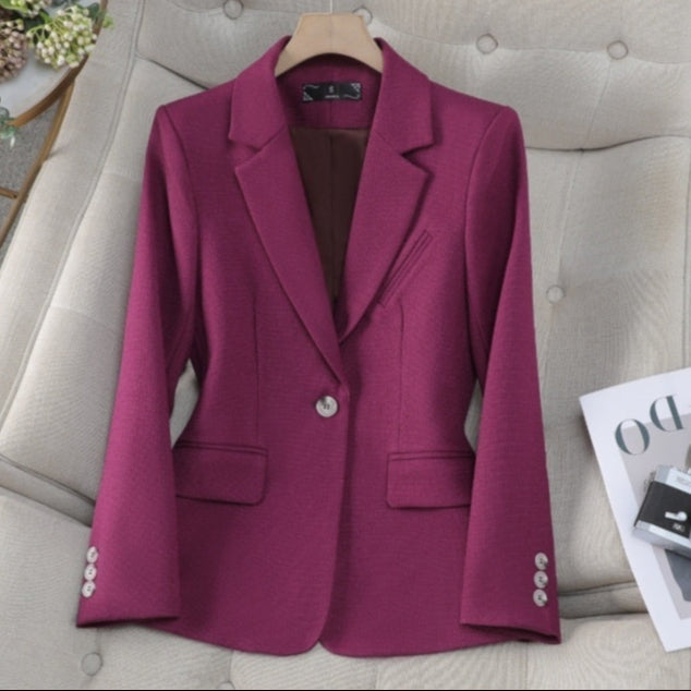 Moda donna: blazer aderente con maniche lunghe e tasche, capo versatile per un look chic e professionale.