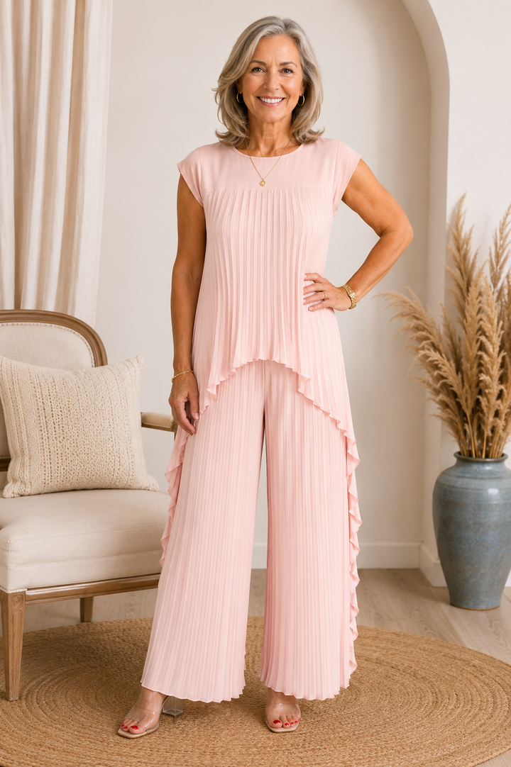 Completo donna plissettato con top asimmetrico e pantaloni larghi. Look elegante e confortevole primavera estate.