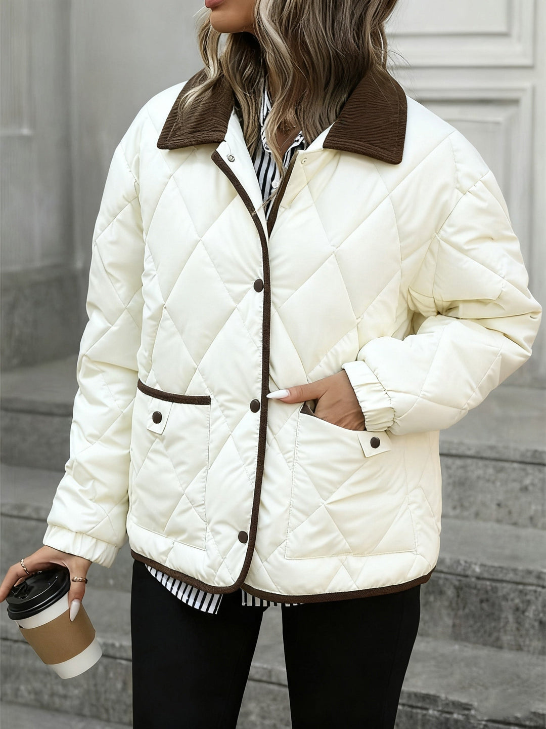 Donna che indossa giacca trapuntata marrone caffè, collo a contrasto, look elegante invernale. Moda autunno.