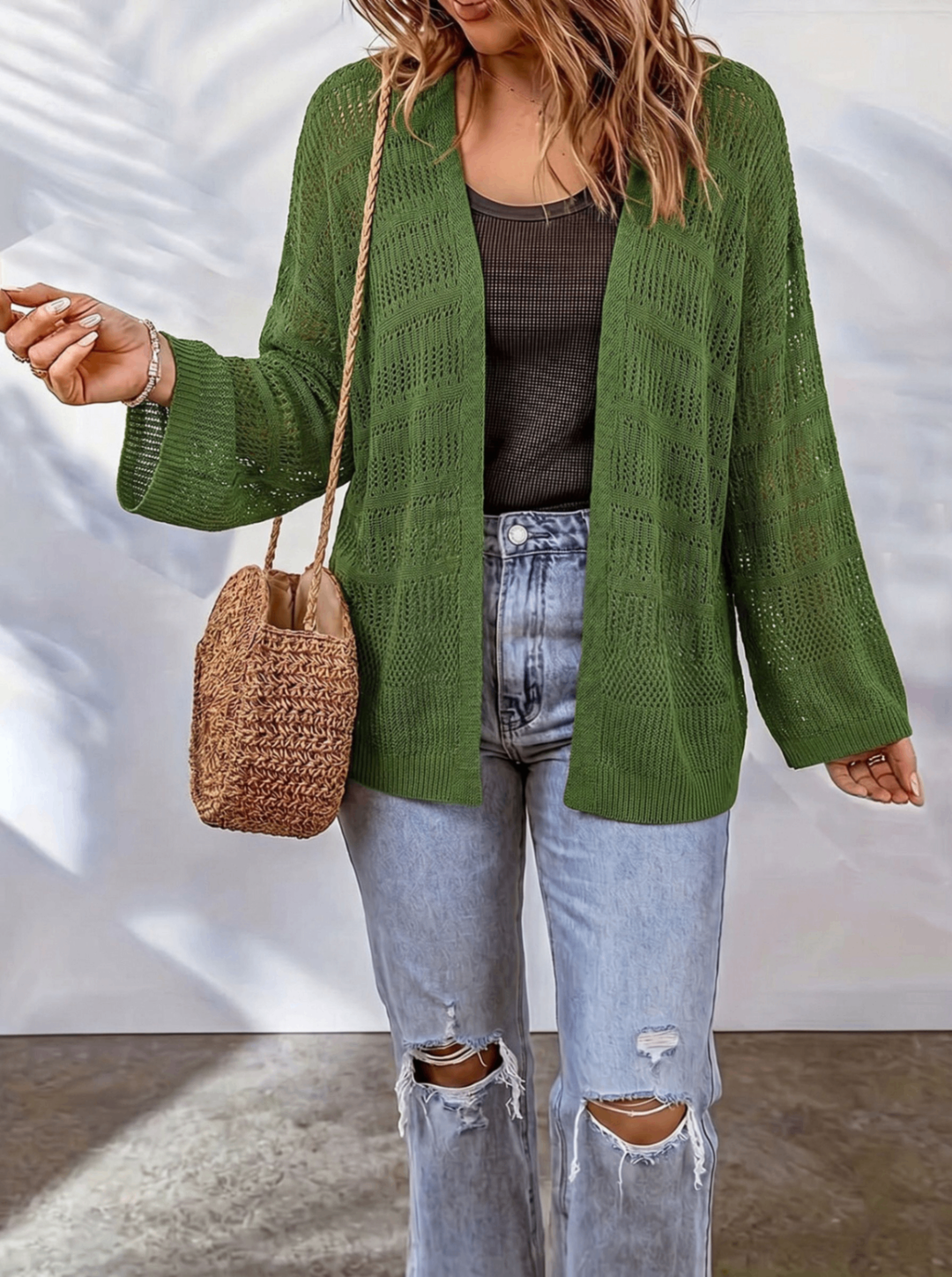 Cardigan donna leggero verde con raffinata lavorazione traforata, perfetto per l'abbigliamento primaverile.