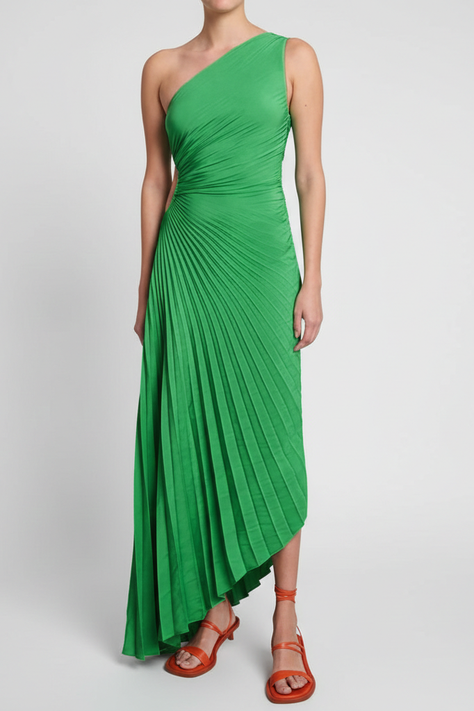 Elegante abito monospalla da donna, con pieghe fluide e design sofisticato da sera.