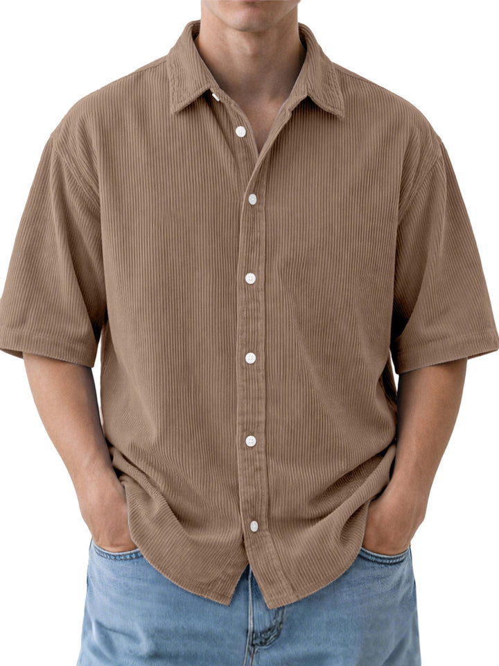 Camicia estiva da uomo a maniche corte, vestibilità ampia e texture a coste. Eleganza casual assicurata.