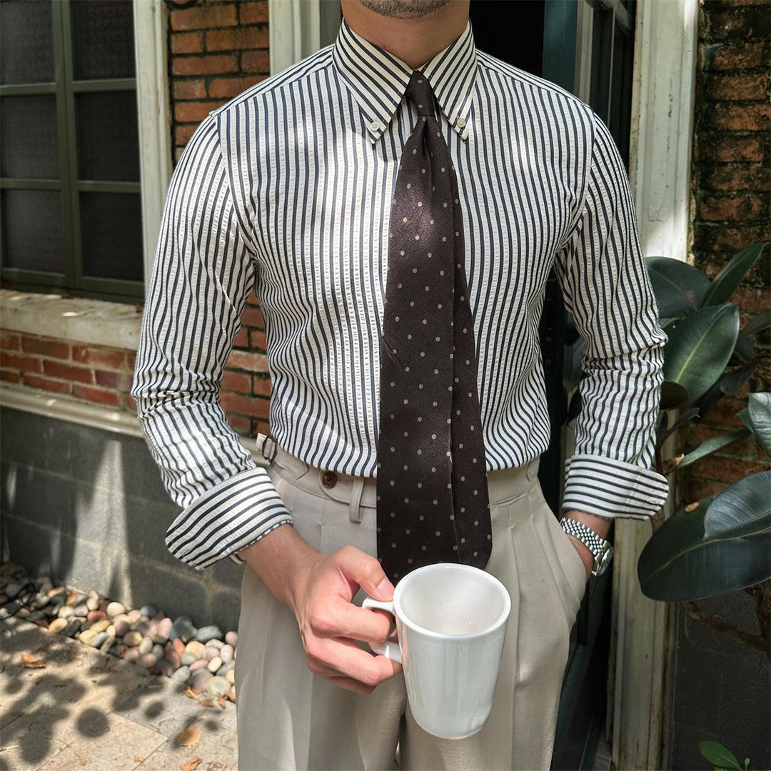 Camicia uomo a righe, perfetta per look casual o semi-formali. Dettaglio colletto con fibbia per eleganza.
