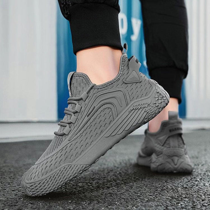 Moderne sneakers uomo beige, scarpe sportive con lacci per il comfort e la moda quotidiana.
