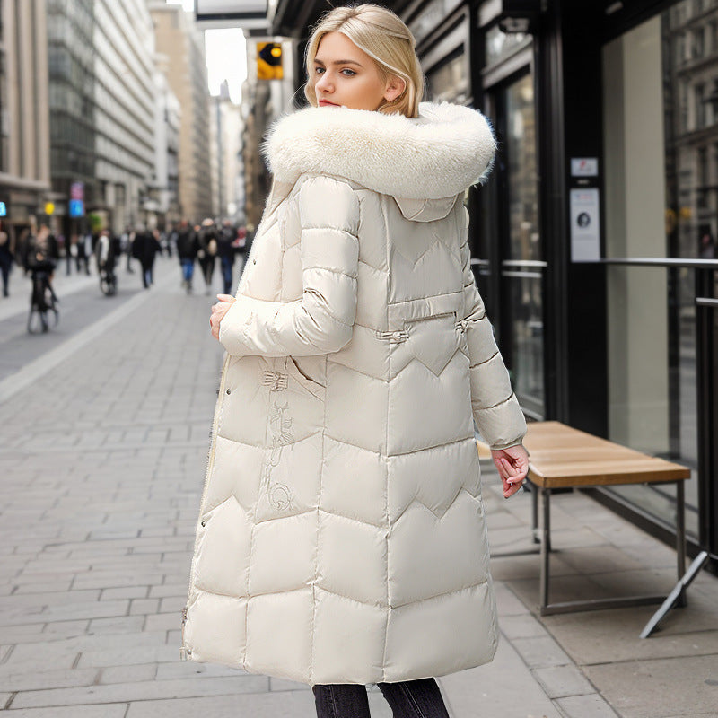 Moda inverno donna: cappotto lungo e imbottito con colletto in pelliccia per massimo comfort e stile elegante.