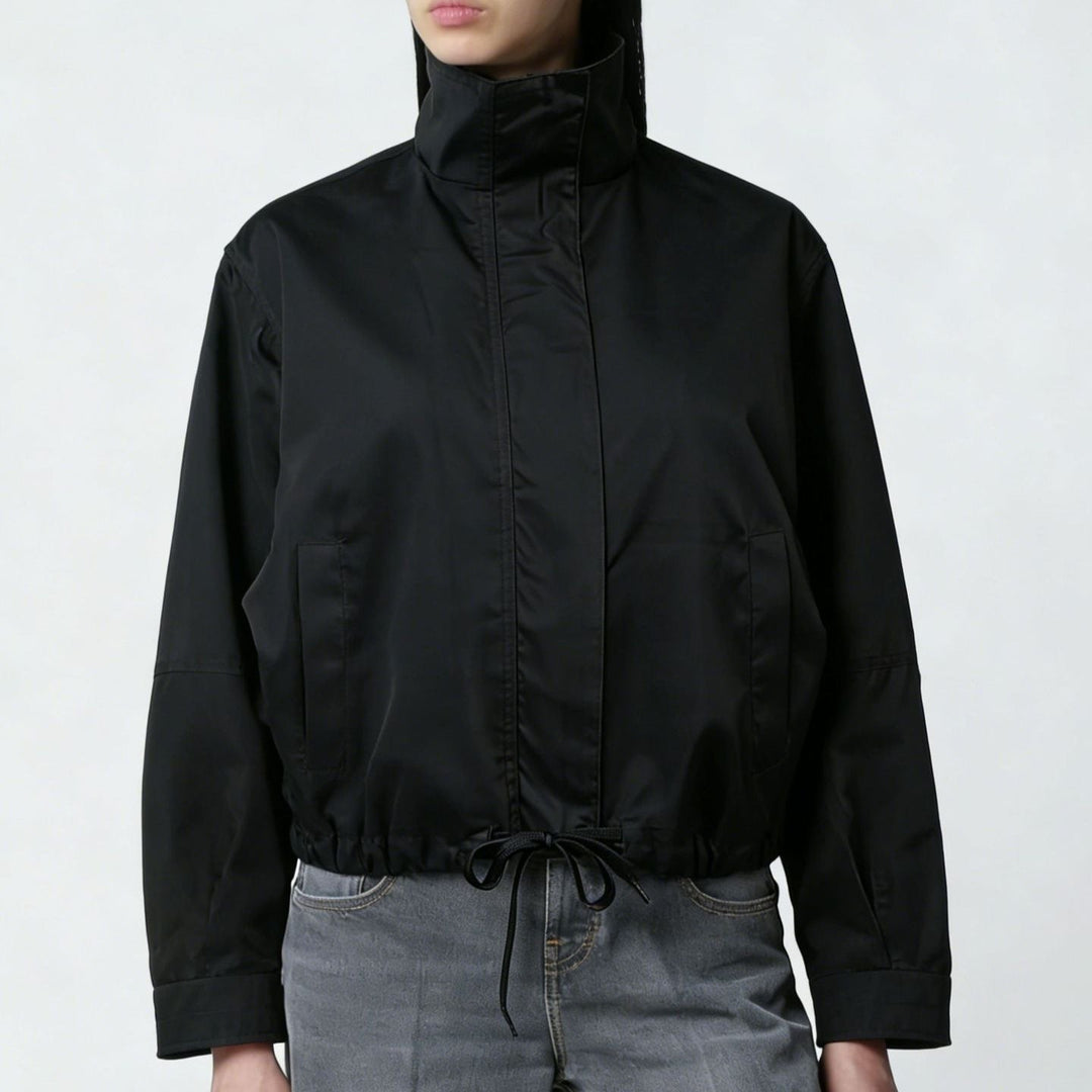 Trench lungo donna, design elegante e minimalista. Cappotto mezza stagione con collo alto e maniche lunghe. Moda attuale.
