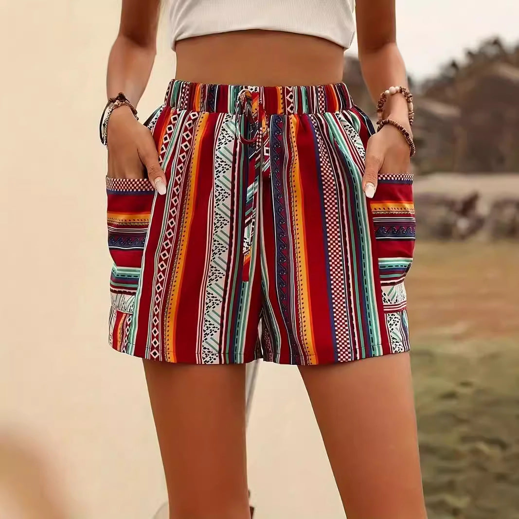 Pantaloncini donna estivi con fantasia stampata e vita media, ideali per look casual e vacanze al mare.
