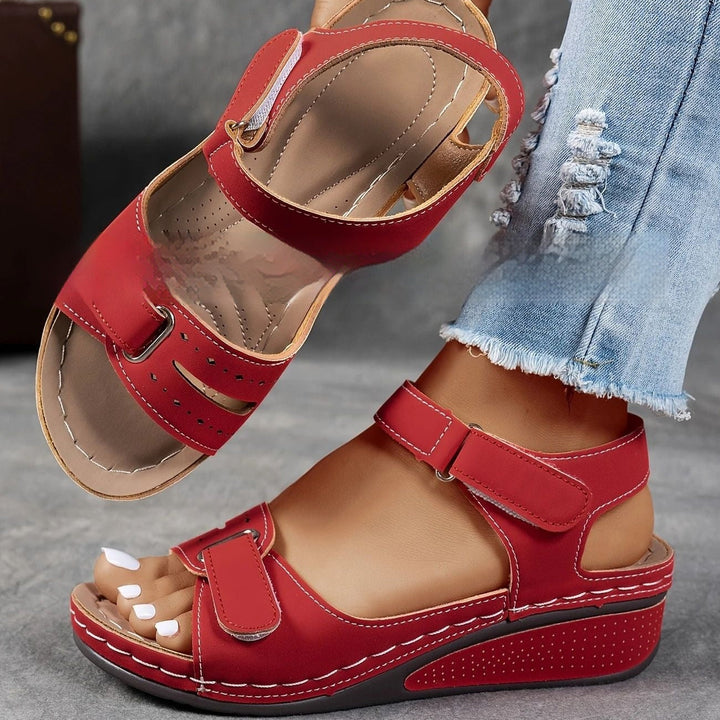 Sandali da donna con suola alta, dotati di chiusura in velcro per un comfort regolabile e casual.