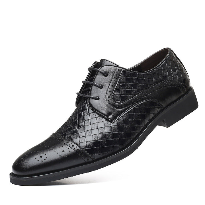 Scarpe uomo formali nere con lacci. Punta affusolata, perfette per l'ufficio o un elegante casual chic.