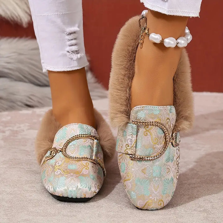 Mocassini da donna beige imbottiti. Comfort e stile casual, scarpe perfette per primavera e autunno.