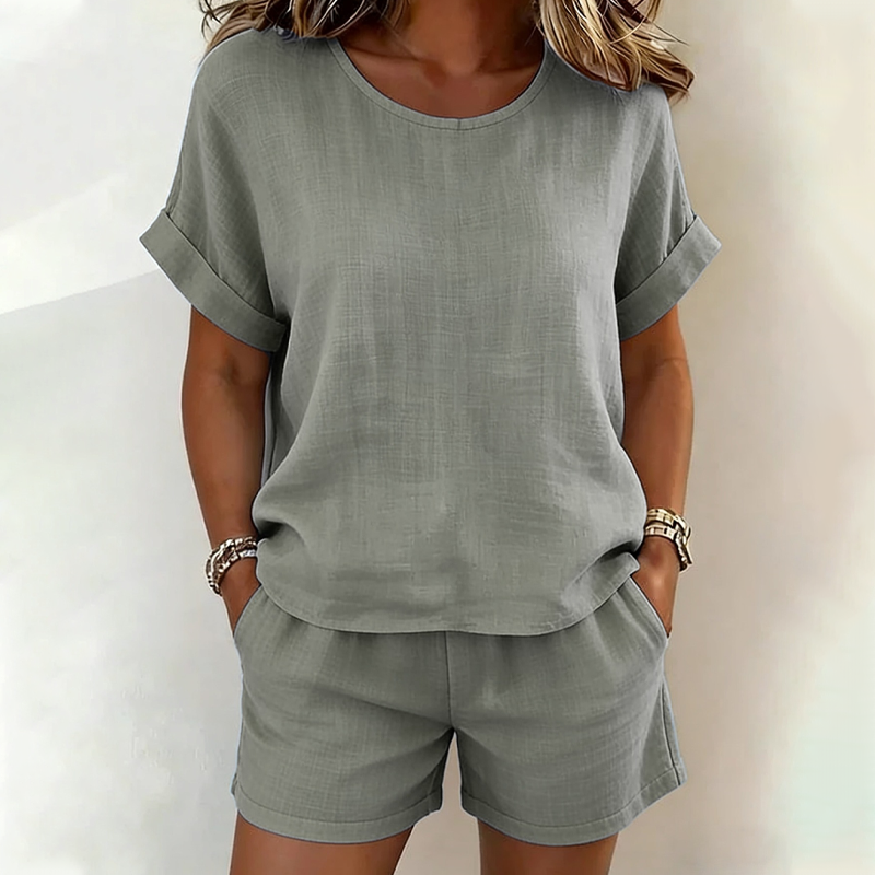 Set donna due pezzi estivo: t-shirt e shorts coordinati, comodo e alla moda per l'estate.