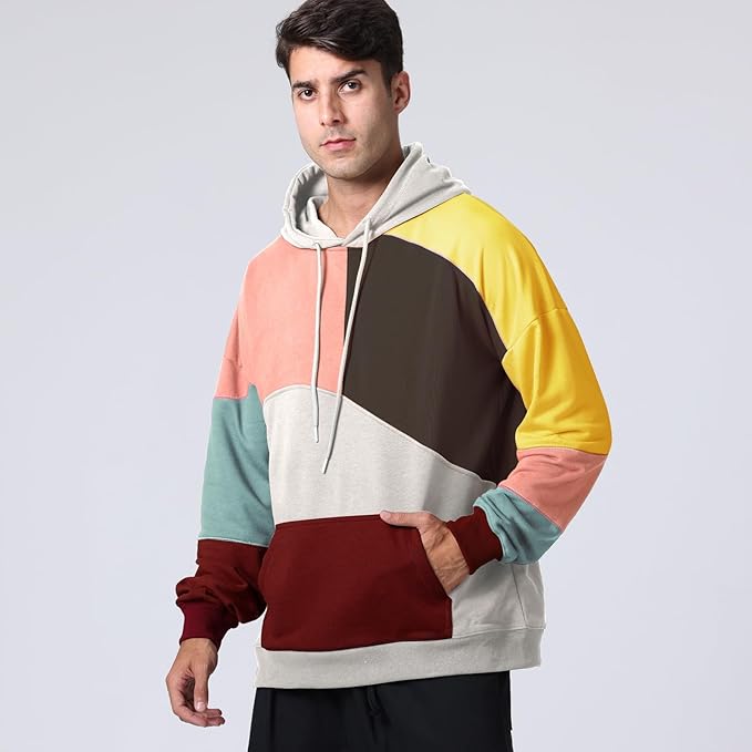 Felpa con cappuccio uomo di profilo, design moderno e sportivo, per un look casual e confortevole in autunno.