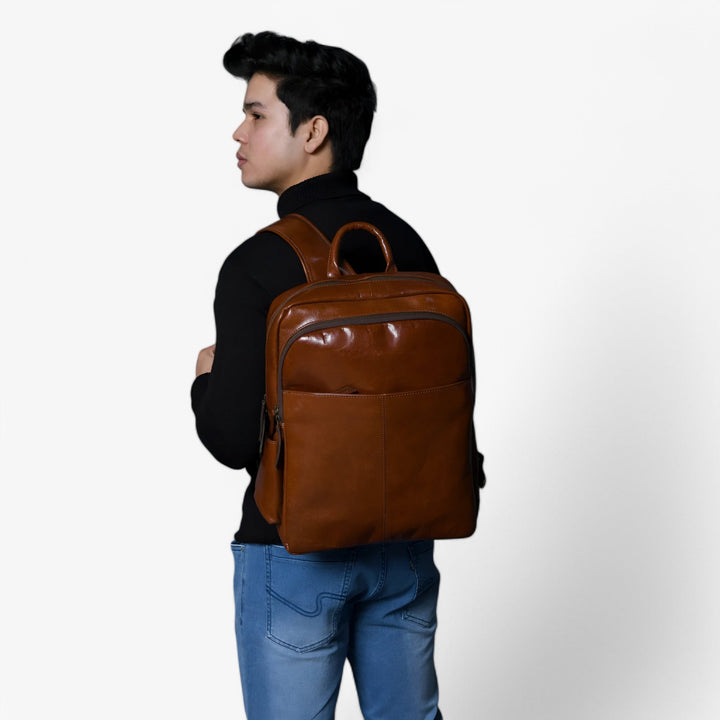 Uomo indossa zaino marrone minimalista in città, accessorio di stile quotidiano.