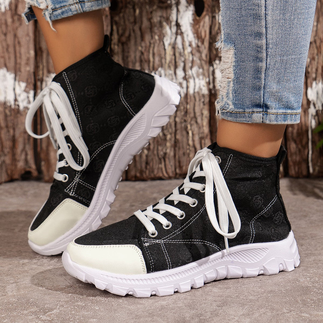 Stivaletti donna neri con lacci e suola spessa, perfetti per comfort quotidiano e look casual autunnale.