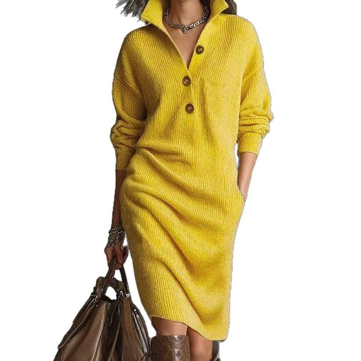 Abito in maglia donna lungo, scollo a V, bottoni. Elegante e comodo, ideale per la moda autunnale.