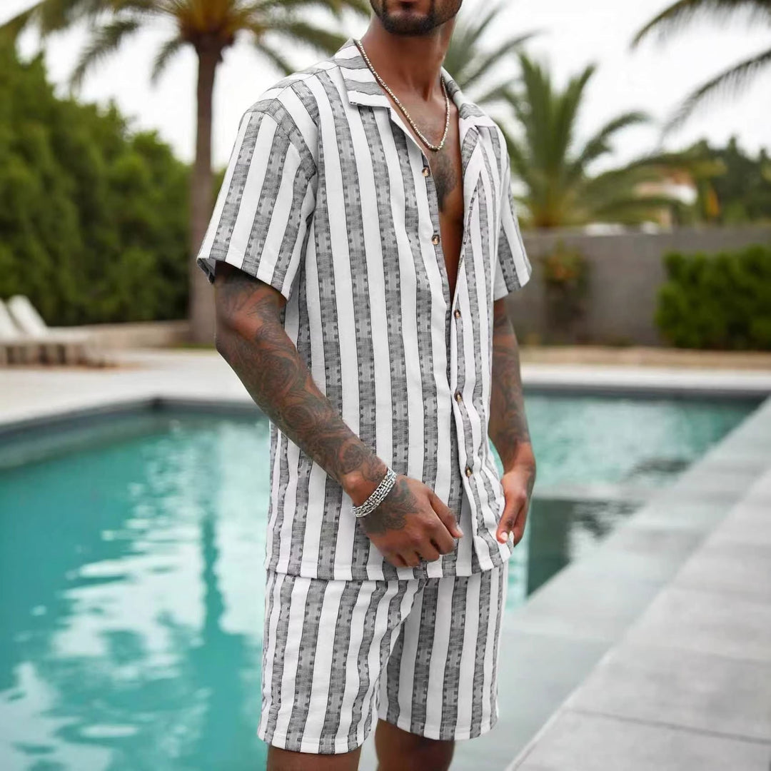 Completo casual uomo bianco, camicia a maniche corte e pantaloncini. Perfetto per outfit spiaggia e moda estiva.