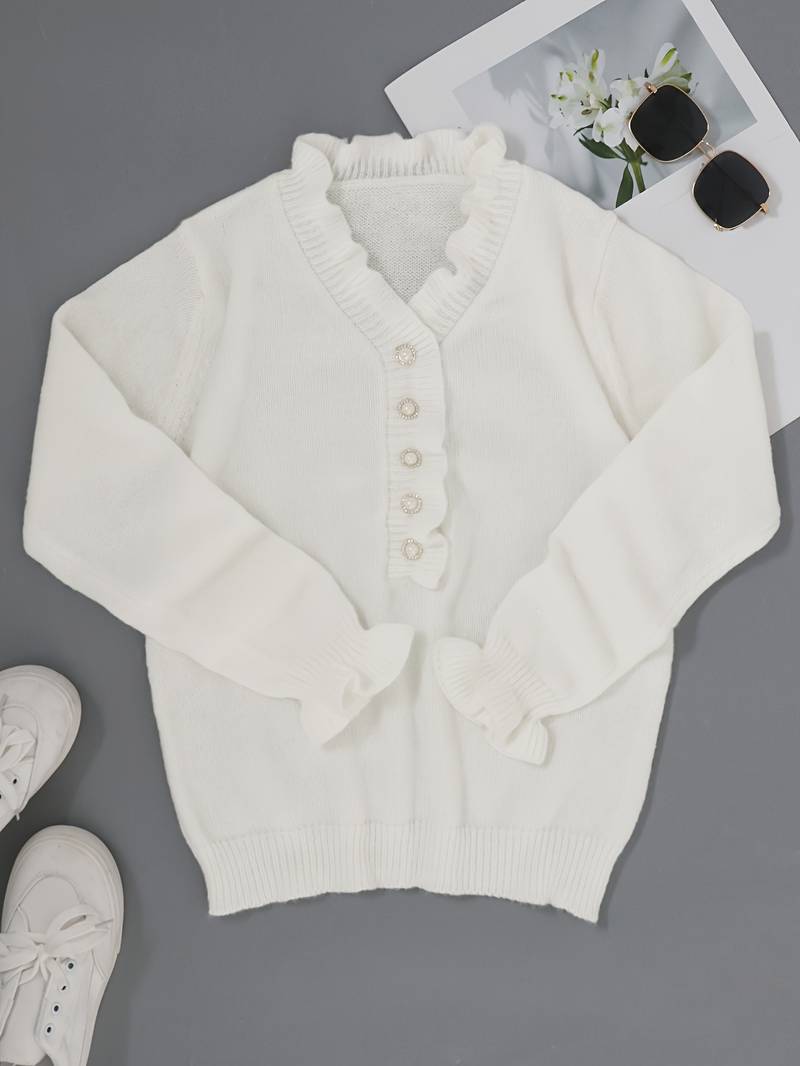 Dettaglio del maglione donna bianco con scollo a V e arricciature sulle maniche, perfetto per un top elegante.