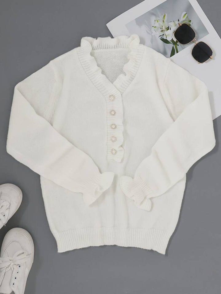Dettaglio del maglione donna bianco con scollo a V e arricciature sulle maniche, perfetto per un top elegante.