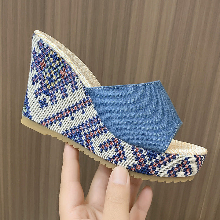 Sandali donna comodi con zeppa e punta aperta, ideali per la moda estiva casual. Disponibili in colori attuali.