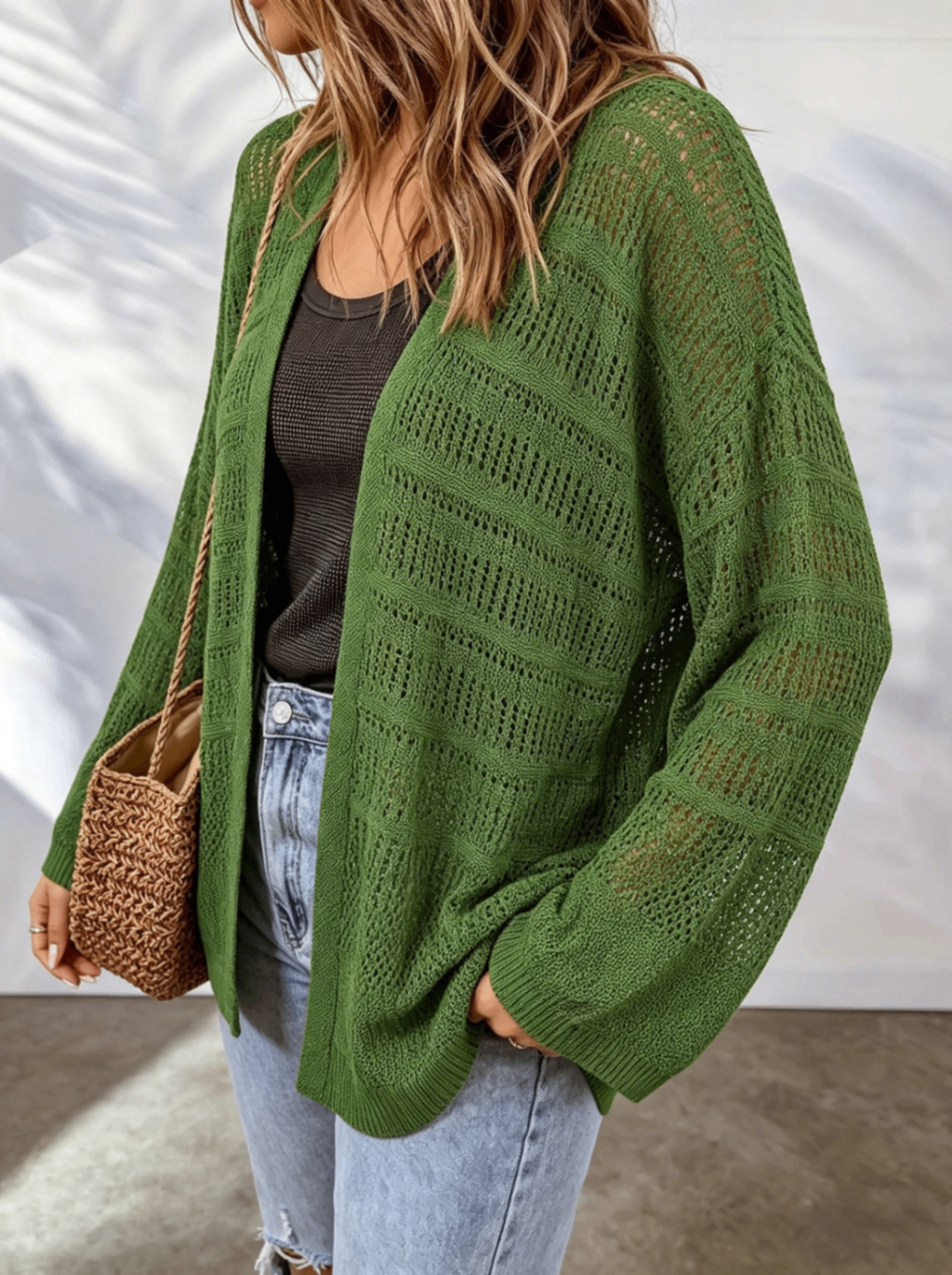 Cardigan donna traforato leggero verde smeraldo, ideale per la mezza stagione e outfit casual.