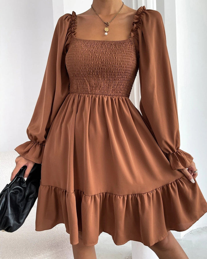 Abito estivo donna viola con scollo quadrato e maniche lunghe a balze. Vestito corto svasato casual chic.