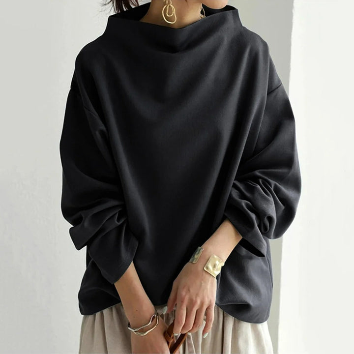 Comodo maglione nero a collo alto da donna con maniche lunghe, perfetto per comfort e stile quotidiano.