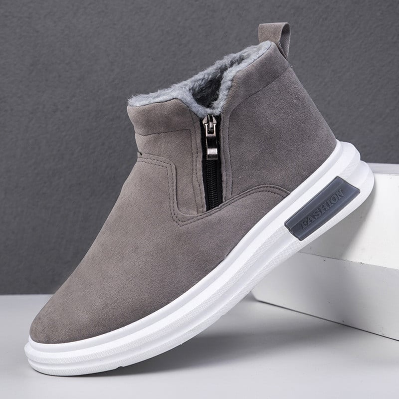 Primo piano su stivaletto uomo grigio invernale. Dettaglio zip laterale per un look moderno e massimo comfort.