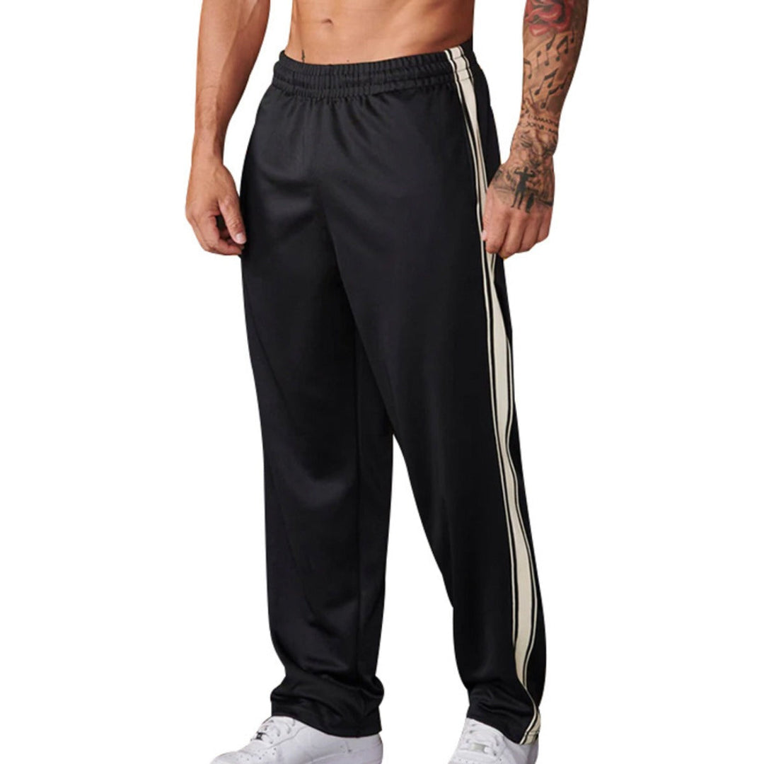 Dettaglio tessuto morbido di pantaloni jogger da uomo, perfetti per allenamento e comfort quotidiano.