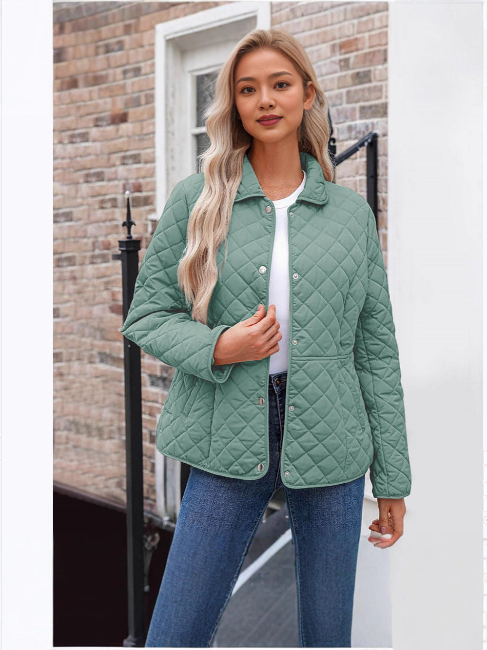 Moderna giacca donna trapuntata in tinta unita, elegante e calda. Ottima per outfit casual invernali.