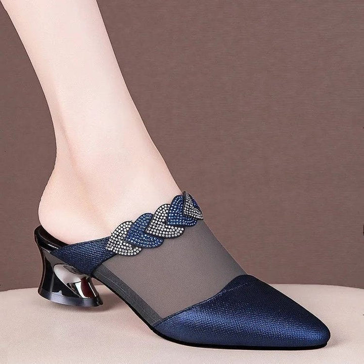 Pantofole eleganti blu donna con punta affusolata. Scarpe slip-on comode e traspiranti, perfette per ogni look.