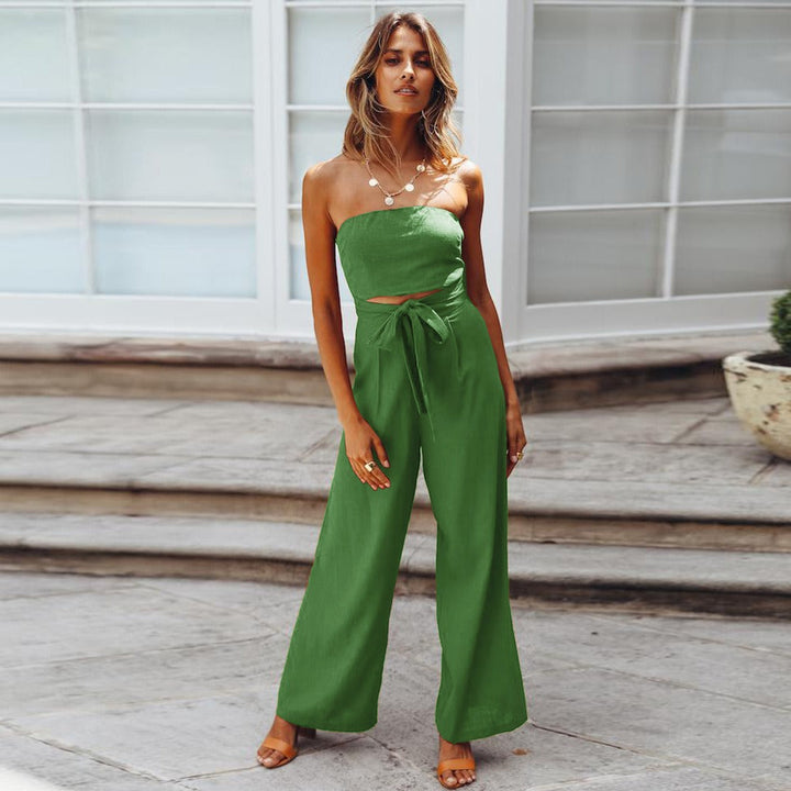 Tuta donna elegante in crêpe, scollo a V profondo, ideale per primavera estate. Abbigliamento fluido e chic.