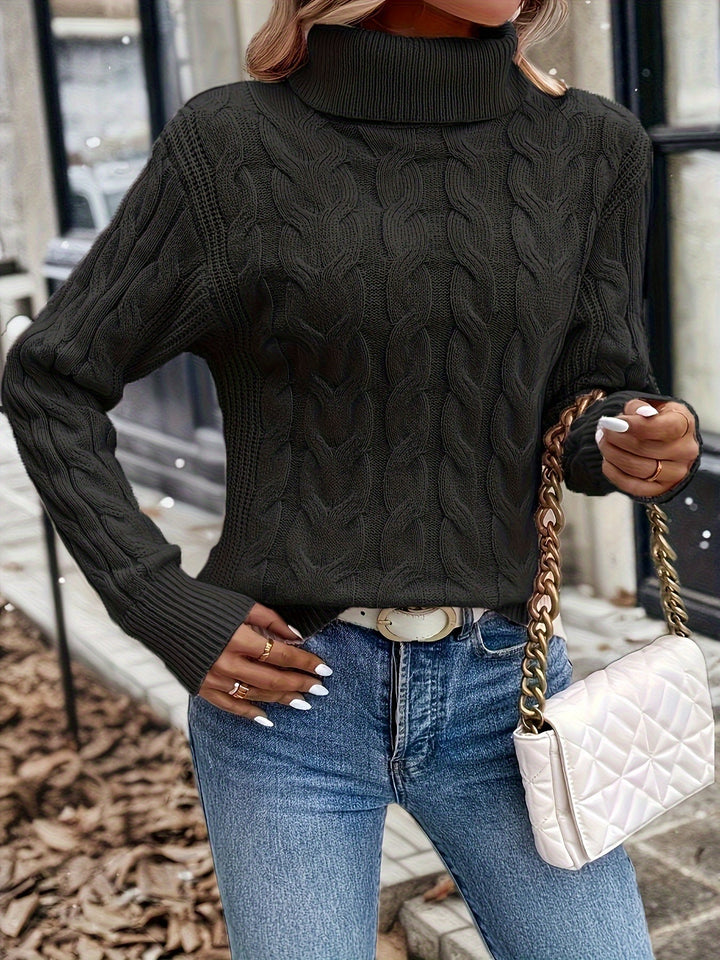 Maglia donna invernale a trecce, collo alto. Design confortevole e avvolgente.