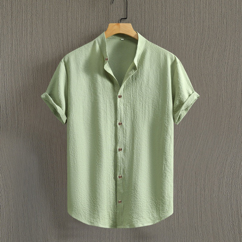 Modello di camicia uomo a manica corta estiva, tinta unita, colletto rigido. Stile casual elegante e rilassato.