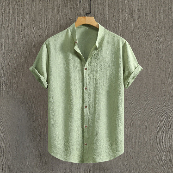 Modello di camicia uomo a manica corta estiva, tinta unita, colletto rigido. Stile casual elegante e rilassato.