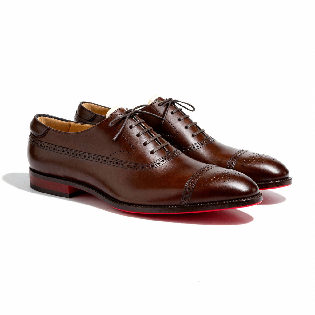 Scarpe Oxford Brogue uomo in pelle nera lucida, calzature classiche versatili per eventi formali o business casual.