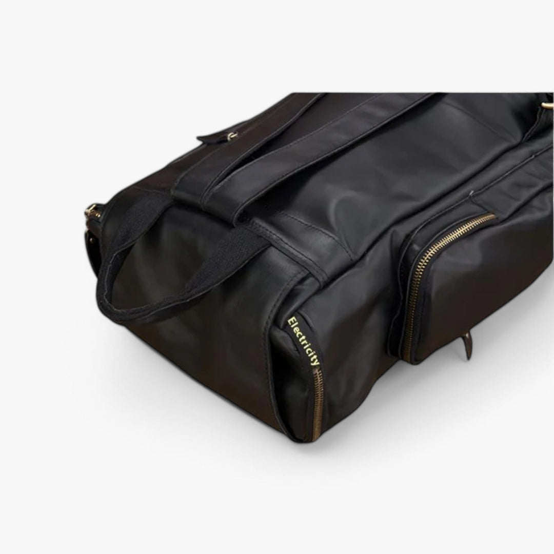 Elegante zaino nero da uomo con patta, robusto e comodo per affrontare la giornata con stile.