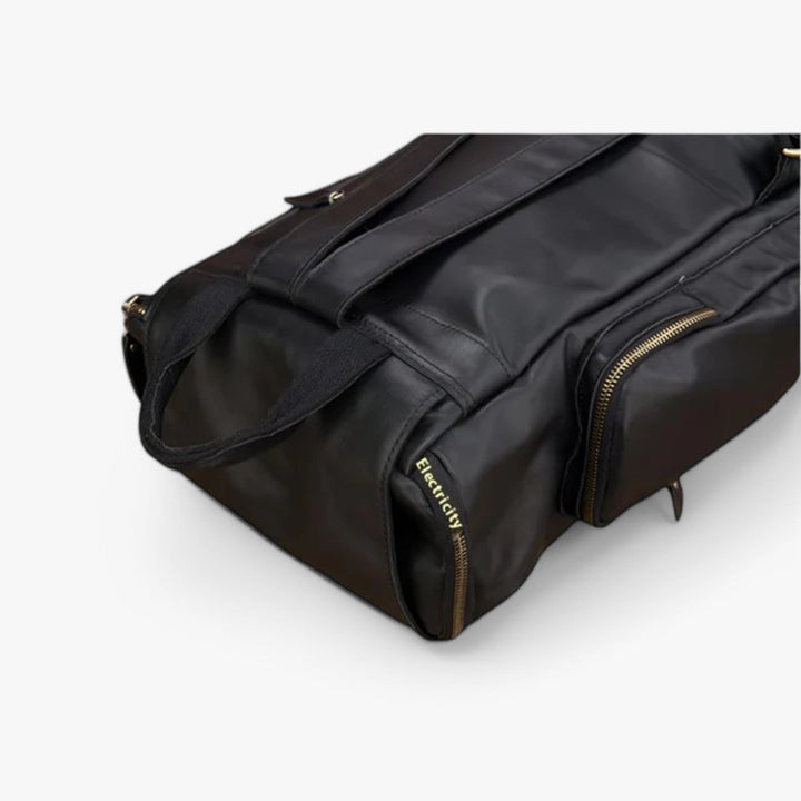 Elegante zaino nero da uomo con patta, robusto e comodo per affrontare la giornata con stile.