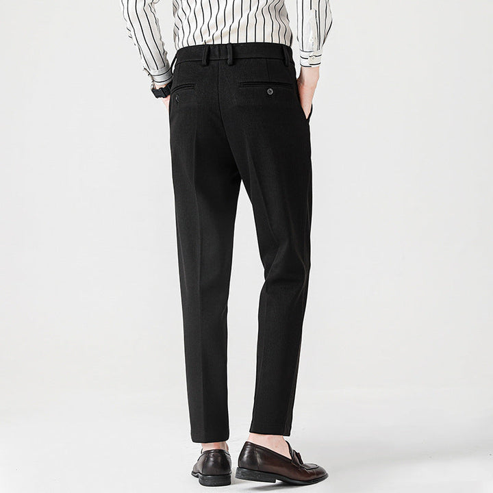Pantaloni uomo eleganti neri, versatili, con taglio dritto e vita media, perfetti per business e cerimonie formali.
