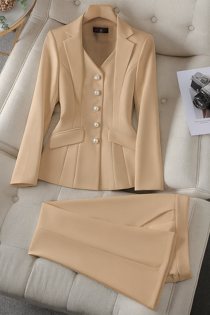 Tailleur donna chic, blazer e pantaloni coordinati, per un look professionale e sofisticato in ufficio.