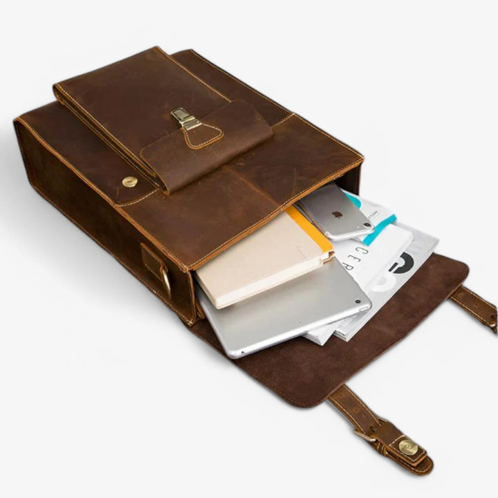 Elegante zaino valigetta marrone uomo, accessorio convertibile e multifunzione per affari e tempo libero.