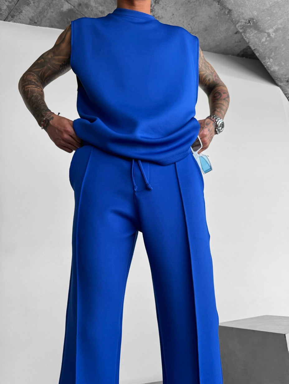 Completo uomo, top senza maniche e pantaloni sartoriali, per un comfort e stile che durano tutto il giorno.